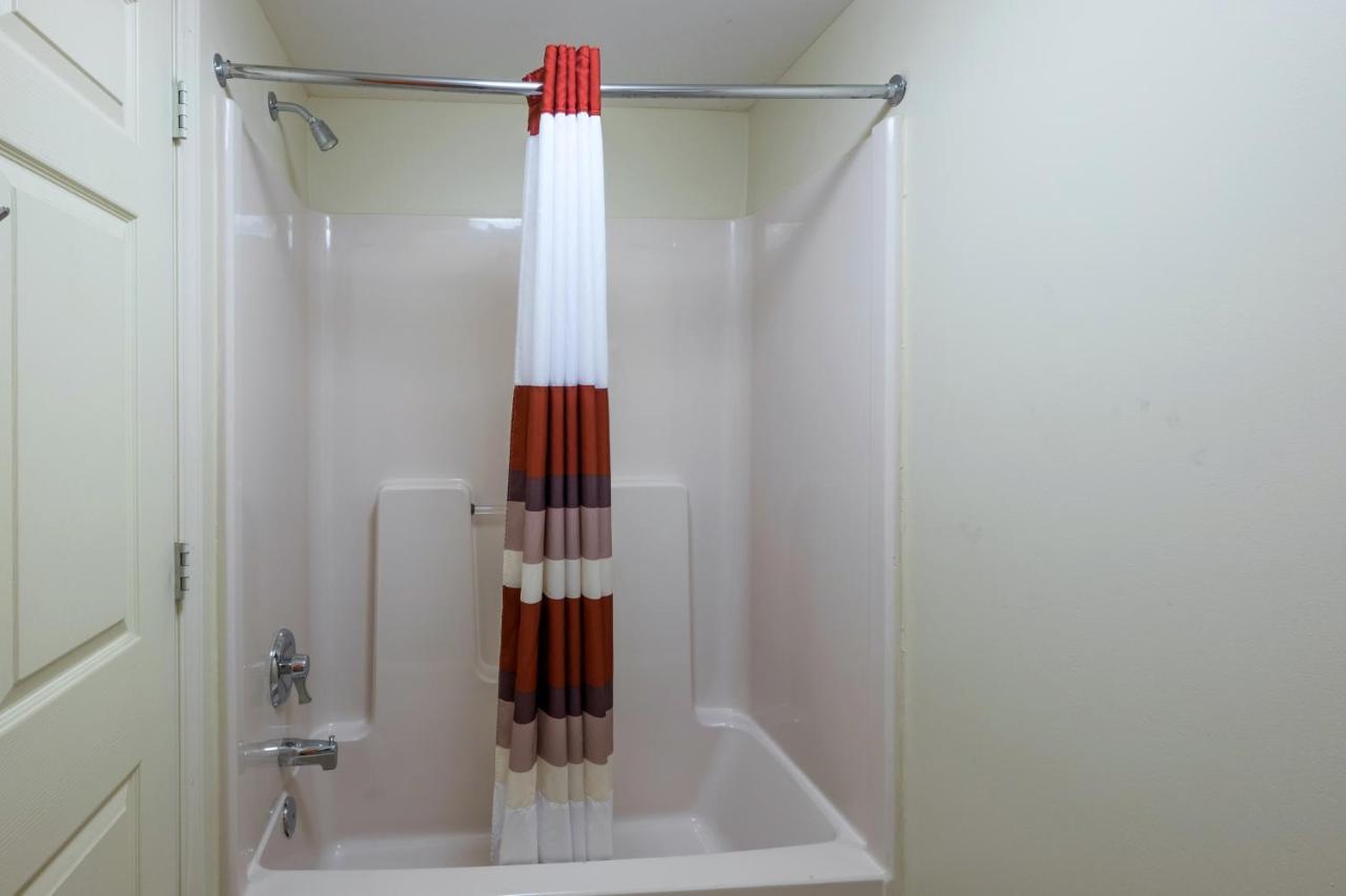Red Roof Inn Хендерсонвилл Экстерьер фото