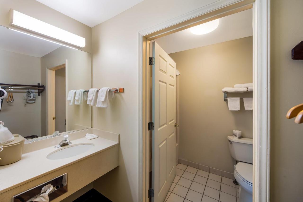 Red Roof Inn Хендерсонвилл Экстерьер фото